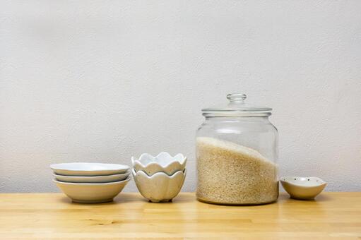 引っ越し後にお米を小分けして保管する様子