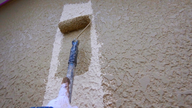 外壁塗装費用を支払ってアパートの塗装をしてもらっているところ