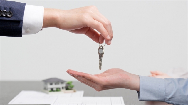 分譲マンションの鍵交換費用を説明する業者