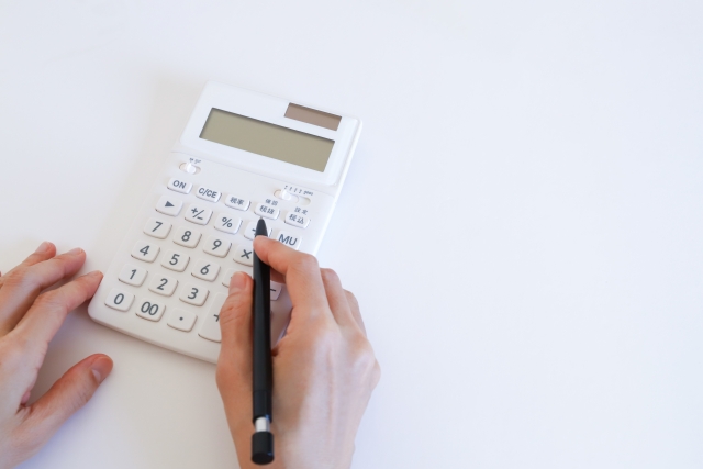 株式会社鍵の鍵のレスキューの料金システムがやばいか解説する女性