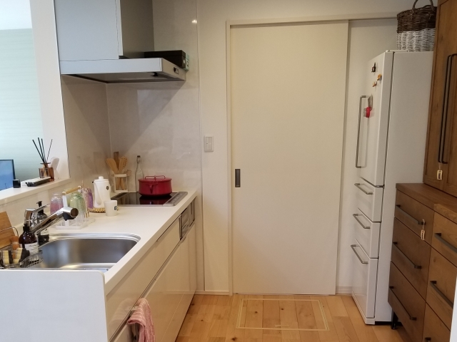 冷蔵庫が置かれているキッチンの様子