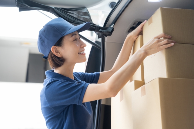 お米を丁寧に運搬する引っ越し業者のスタッフ