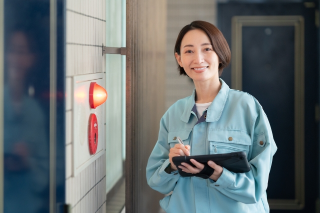 分譲マンションの鍵交換費用を説明する女性