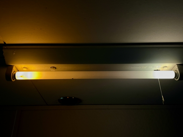 蛍光灯から音がするときの寿命の目安・判断基準