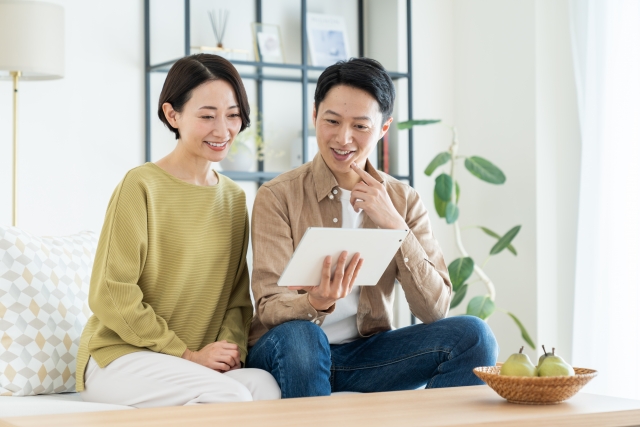 分譲マンションの鍵交換費用を調べる夫婦