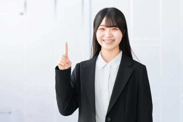 合鍵から合鍵の作り方について解説する女性