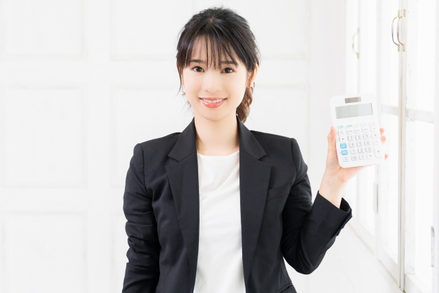 サカイの一人暮らし引っ越し費用を解説する女性