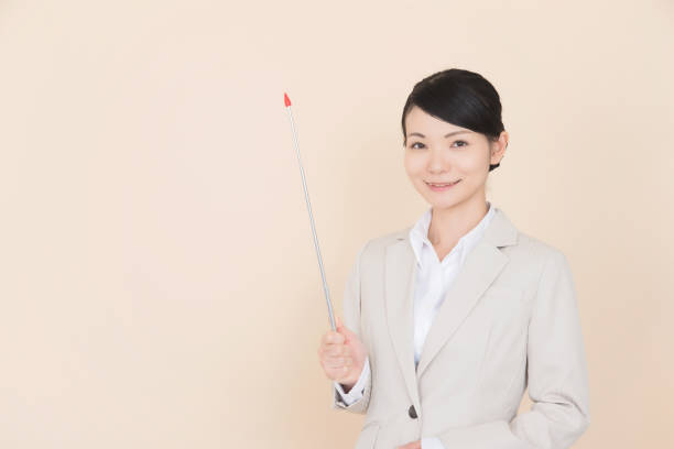 鍵番号から合鍵は作成できるか解説する女性