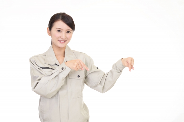 シンクのサビが退去費用にならないケースを解説する女性