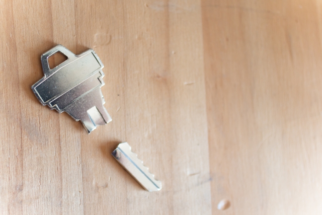 鍵穴に鍵が折れたときの対処法|自分で取る方法・NG行動・業者依頼の目安まで解説