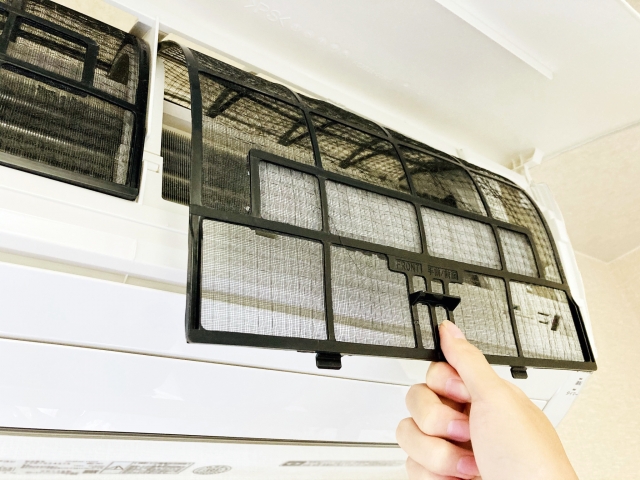 一人暮らしのエアコン掃除の頻度は?どのくらいの間隔でやるべき?