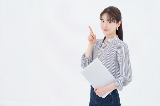 シンクのサビが退去費用に与える影響を解説する女性