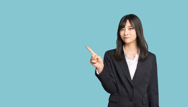 シンクのサビで退去費用が発生するケースを解説する女性