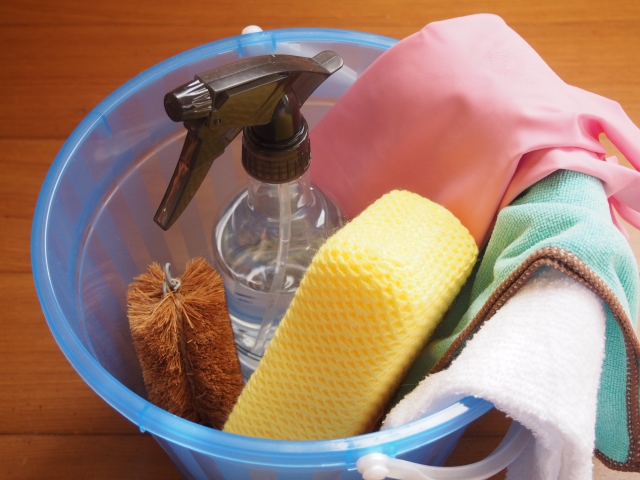 バケツに掃除道具を入れた浴室掃除の準備イメージ