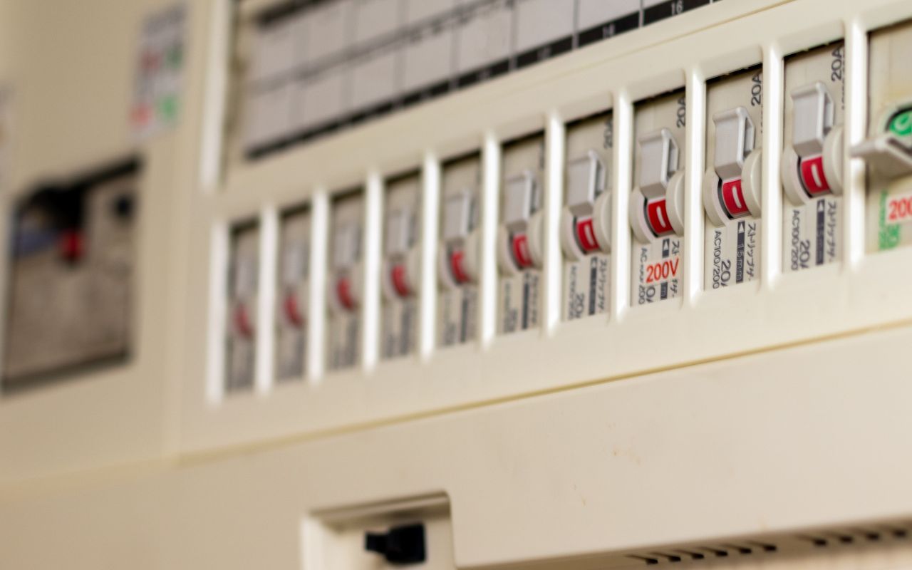 ブレーカーが上がらない・すぐ落ちる!原因と対処法まとめ【業者相談必須のケースも】