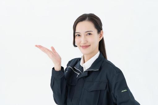 車をインロックしてしまった場合にするべきことを解説する女性