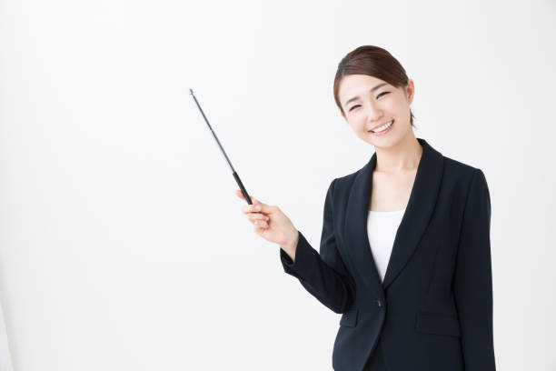 シンクのサビによる退去費用のトラブルを防ぐ方法を解説する女性