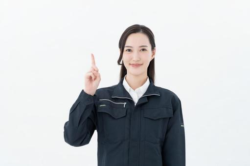 引っ越しでテレビが映らない原因を解説する女性