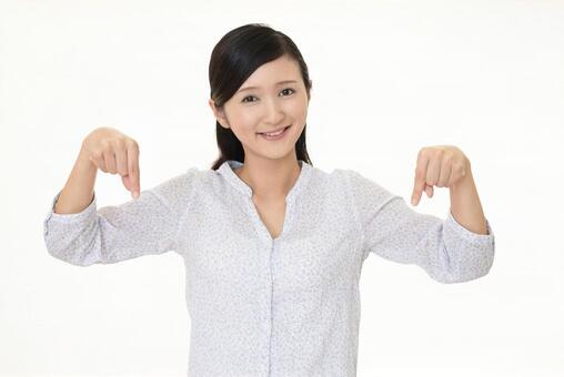 トレファクの買取が安すぎると言われる理由を解説する女性