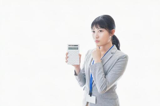 サカイの一人暮らし引っ越しで費用が高額になるケースを解説する女性