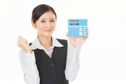 サカイの一人暮らし引っ越し費用を安くするコツを解説する女性