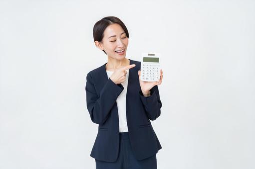 トレファクの買取が安すぎるか相場と比較する女性