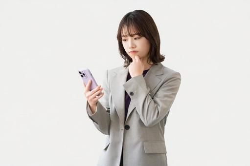 タックルベリーの買取が安すぎると言われる理由を解説する女性