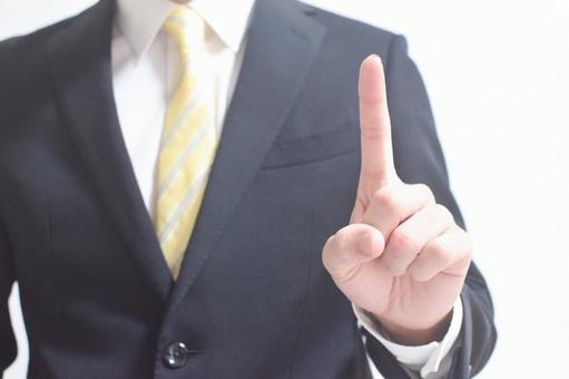 鍵番号から合鍵作成を依頼する際の業者選びについて解説する男性