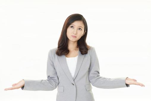 車のインロック解除の依頼先を比較する女性