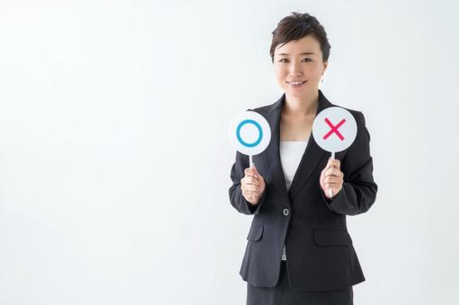 トレファクの買取が安すぎるか検証した後に向いている人・向いていない人を解説する女性