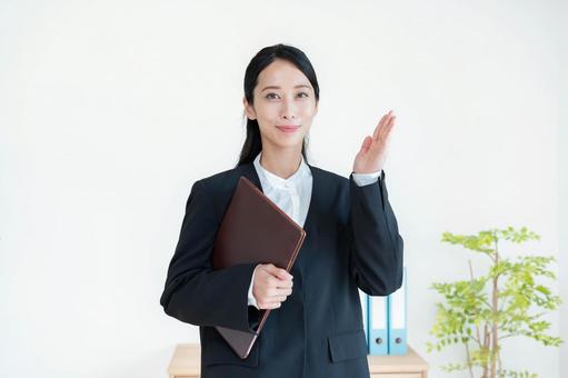 セカストの買取がひどい評判の前に会社概要を解説する女性