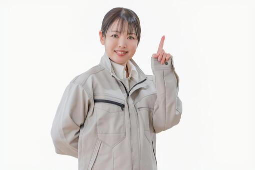 引っ越しの後の映らないテレビの問題解決法を解説する女性