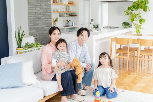 夏休みの小学生の引っ越しが成功した幸せな家族