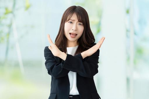 車のインロックでやってはいけないことを解説する女性