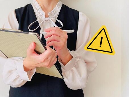 合鍵作れないタイプの鍵かをチェックする女性