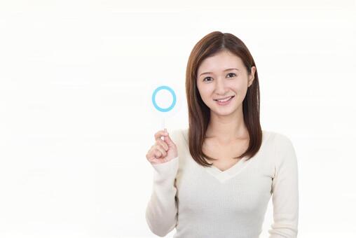 ディンプルキーの合鍵はどこで作れるか悩んでいる人にアドバイスする女性