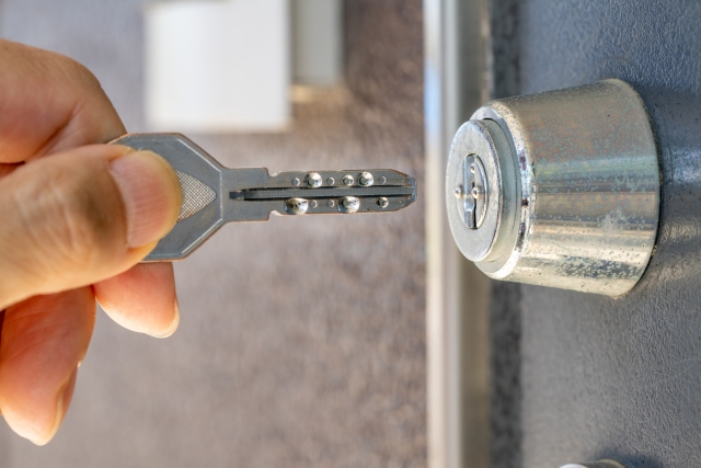 鍵穴に鍵が折れたトラブルに対応する業者