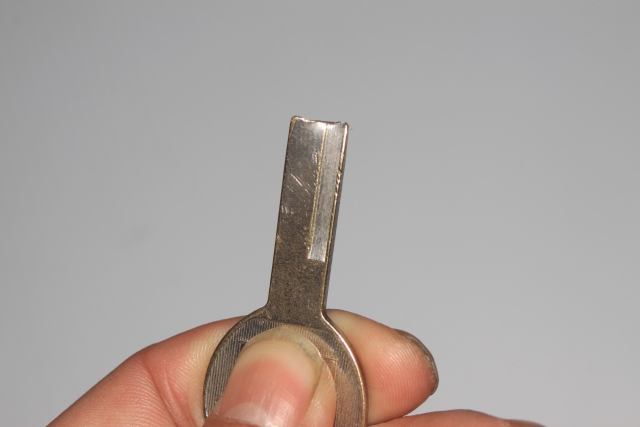 鍵穴に鍵が折れたトラブルに対応する業者