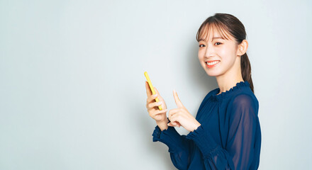 カギの救急車の値段が高いと言われる理由を解説する女性
