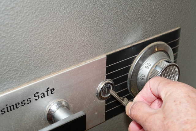 開かないダイヤル式金庫を修理する業者