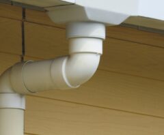 雨樋修理をどこに頼むか検討中