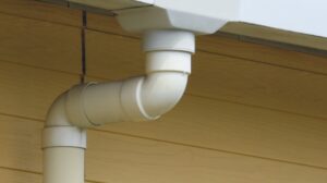 雨樋修理をどこに頼むか検討中