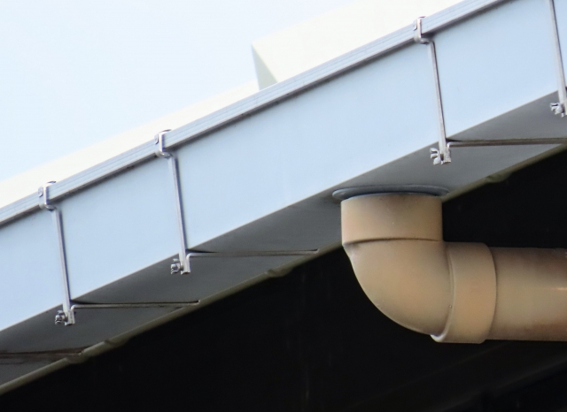 雨樋修理をどこに頼むか調査中