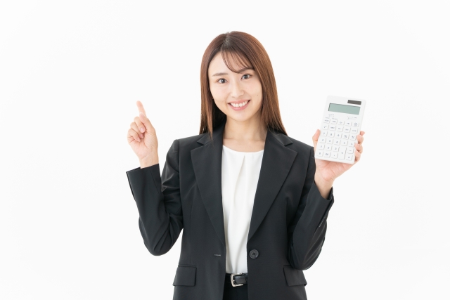 カギの救急車の値段は高くないと結論する女性