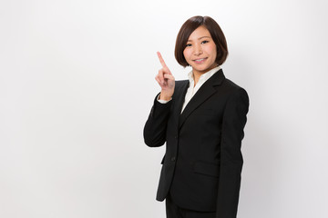 カギの救急車の値段が高いと言われる理由を考察する女性