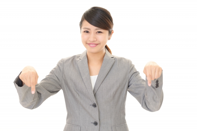 こやし屋が怪しいと言われる理由を解説する女性