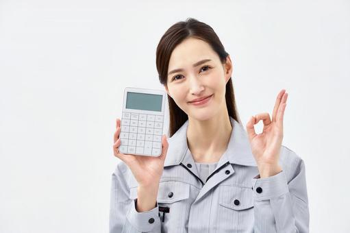 カギの救急車の値段を相場と比較して高いか検証する女性