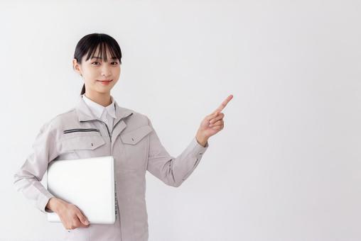 合鍵作れないタイプの鍵と複製できない理由を解説する女性
