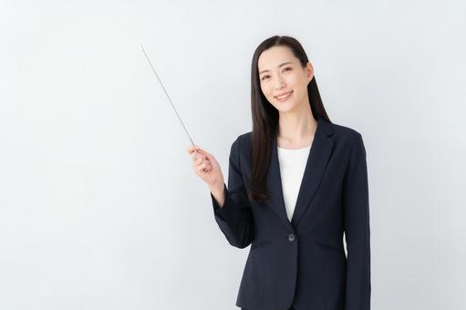 ディンプルキーの合鍵がどこで作れるか悩む人に作成が難しいことを解説する女性