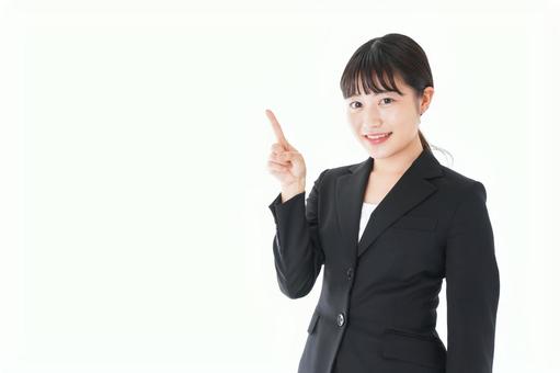 ハードオフ ・オフハウス ・ホビーオフの違いを解説する女性